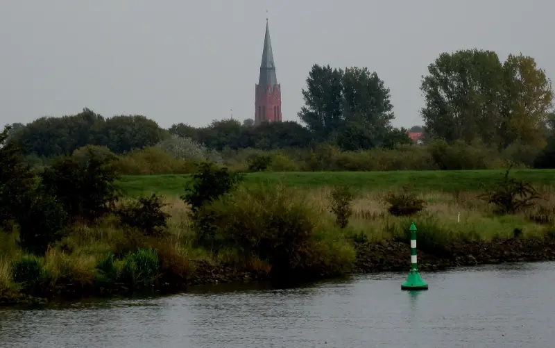 Nienburg/Weser: Nienburg liegt an der Mittelweser, wo die Große Aue in den Fluss mündet; die Altstadt gehö