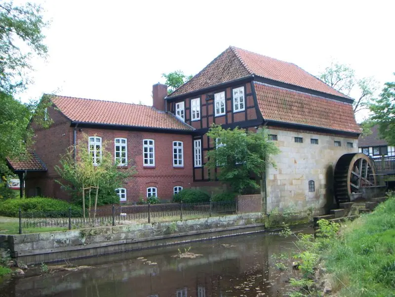 Weyhe: Der romanische Backsteinturm der Felicianuskirche in Kirchweyhe stammt aus der Zeit um 125