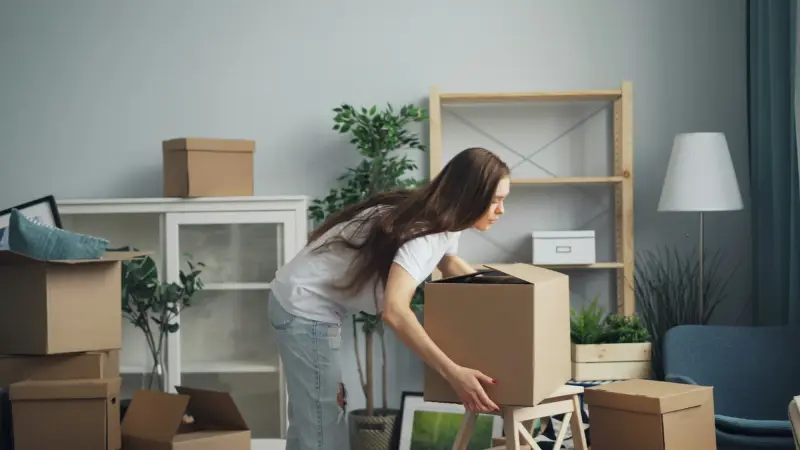 Kartons werden in der Wohnung gepackt – Umzug