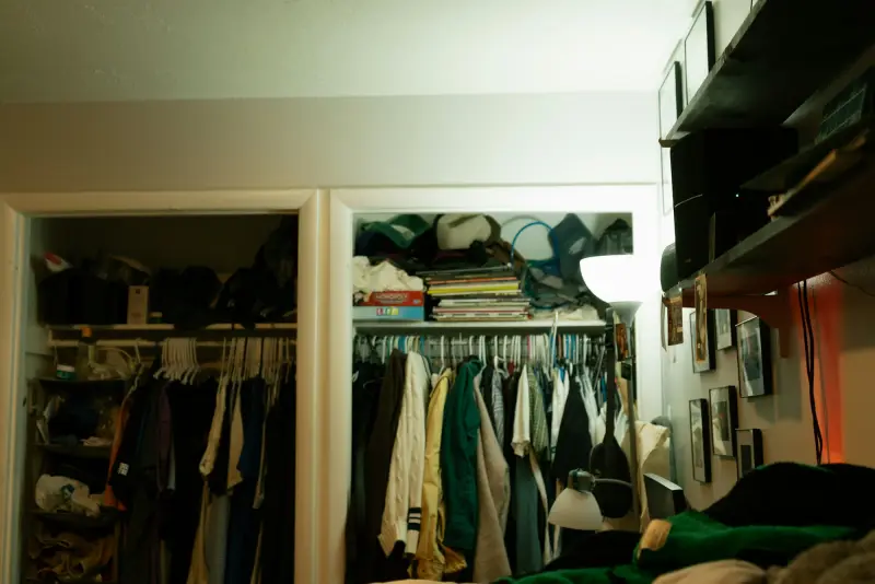 Überfüllter Kleiderschrank – Entrümpelung