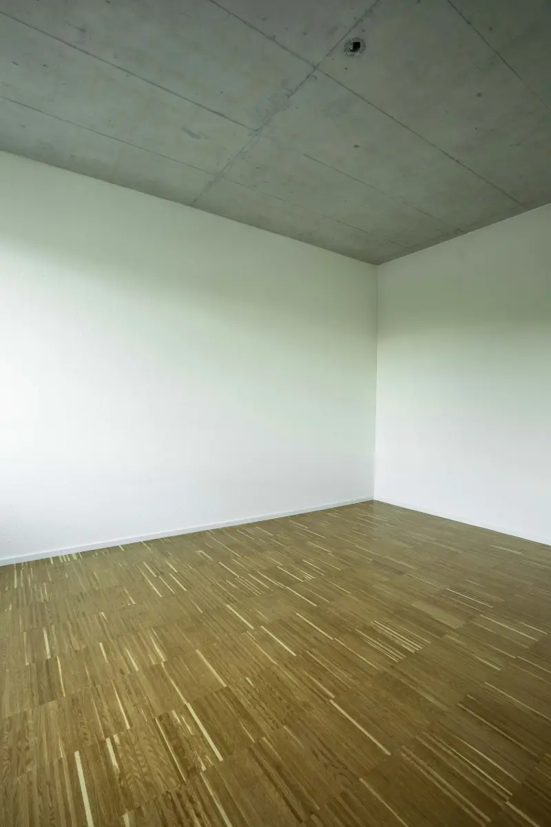 Leeres Zimmer mit Parkettboden – Wohnungsauflösung