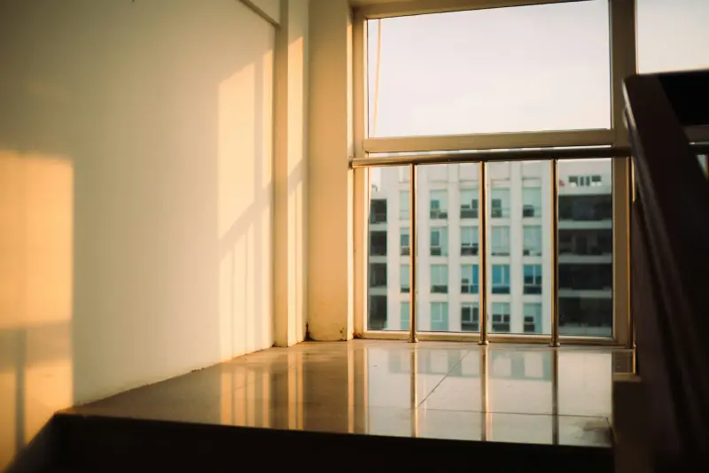 Leerer Raum im Sonnenlicht – Wohnungsauflösung