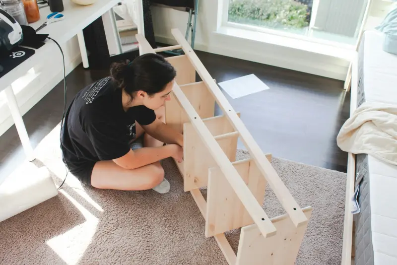 Regal wird in der Wohnung aufgebaut – Möbelmontage