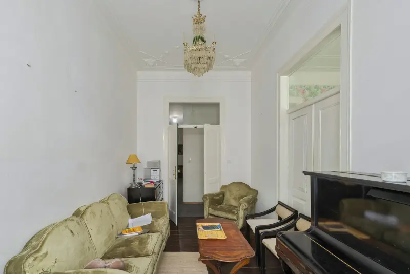 Nachlassauflösung: Wohnzimmer mit alten Möbeln und Klavier