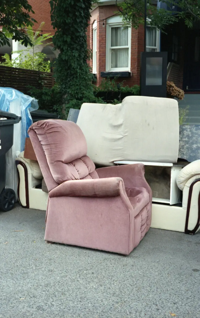 Sessel und Sofa zur Abholung an der Straße – Möbeltaxi