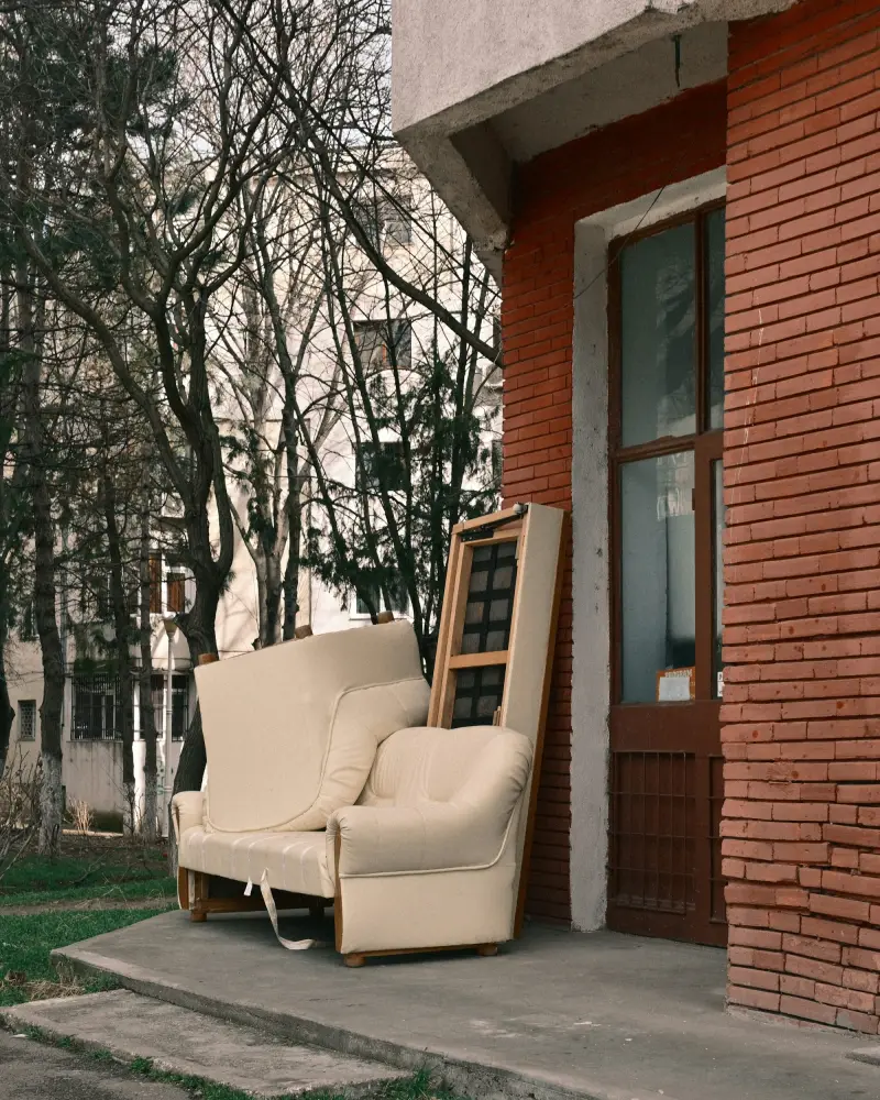 Altes Sofa und Sessel am Straßenrand – Entrümpelung