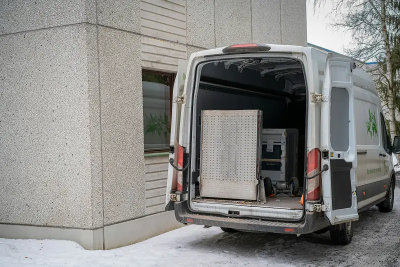 Transporter mit geöffneter Ladefläche – Möbeltaxi